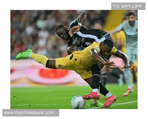 足球明星如何在突发事件中展现应变能力与领导风范