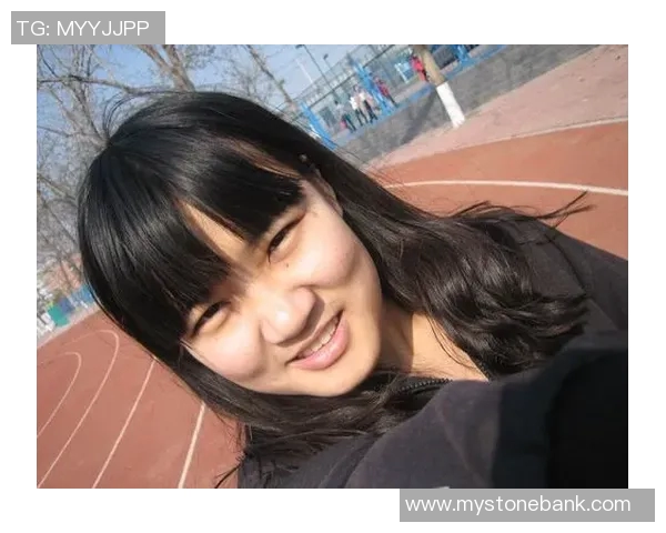 足球明星中分发型女生的时尚魅力与个性展现解析